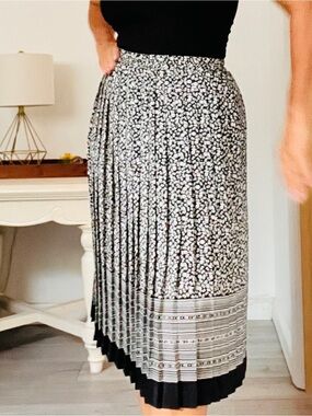 Vintage UK brand Black and White Pleated Midi Skirt with Patterned Hem